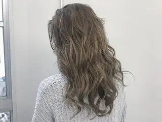 セミロング カラー N4C エヌフォーシーのヘアスタイル