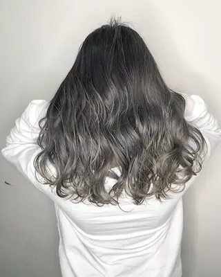 ロング カラー Tee’s ケアブリ ーチ ハイライトのヘアスタイル