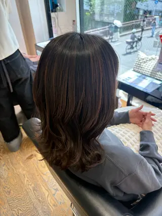 ミディアム カラー 浜崎 千亜のヘアスタイル