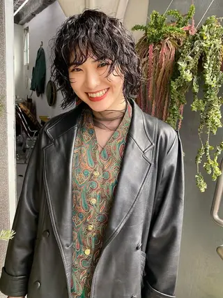 パーマ ミディアム qiieダブルカラー イルミナカラーのヘアスタイル