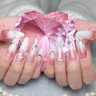 ネイル 🦋 Queenieのネイルデザイン