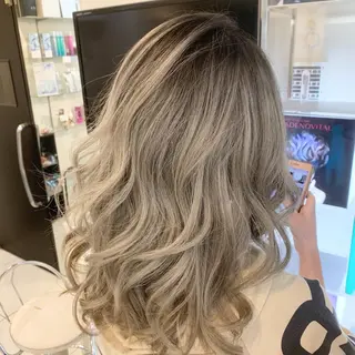 ミディアム カラー にしき さんのヘアスタイル