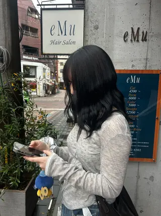 ミディアム カラー eMu_ rimiのヘアスタイル