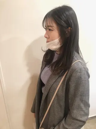 セミロング MIOベージュカラー 柔らかいカラーのヘアスタイル