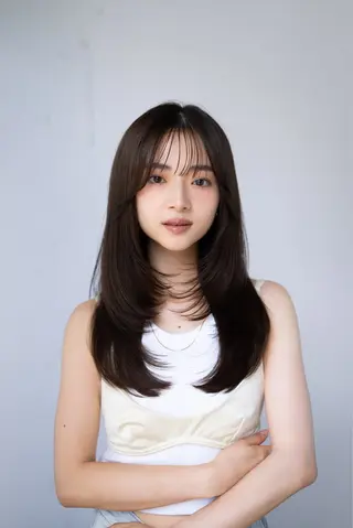 セミロング レイヤーカット/ 前髪顔周りカットのヘアスタイル