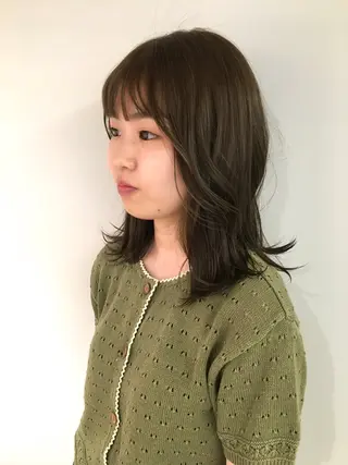 カラー レナ/レイヤーカット /艶感カラーのヘアスタイル
