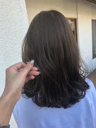 カラー kana .オリーブ /ナチュラルヘアのヘアスタイル