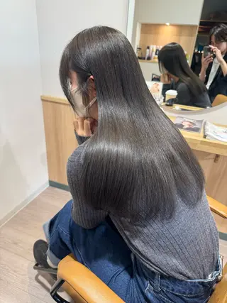 セミロング カラー特化型美容師 保住のヘアスタイル