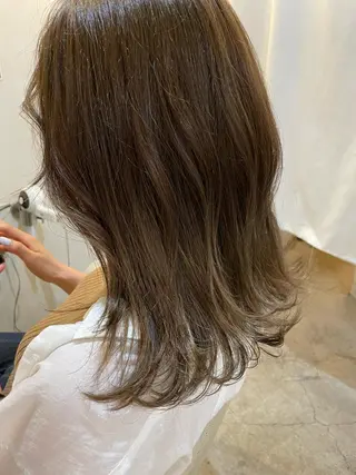 ミディアム カラー 宮下 祐香のヘアスタイル