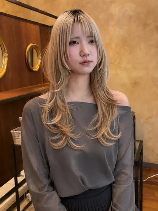 ロング ルナ|大人レイヤー| 白髪ぼかしハイライトのヘアスタイル