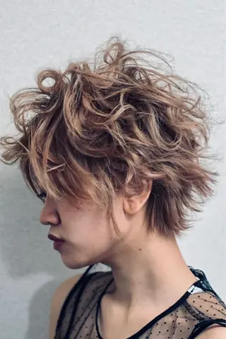 ショート カラー 岩崎 裕司のヘアスタイル