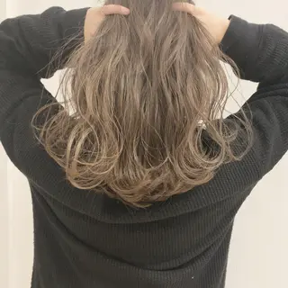 ミディアム カラー ハイトーンボブ 前田 表参道　グレージュのヘアスタイル