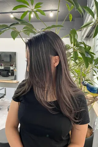 ミディアム カラー レイヤーカット 西村あきやのヘアスタイル