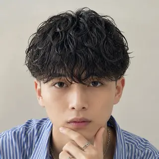 ミディアム パーマ メンズ メンズ特化カットパー マカラー坂田柊のヘアスタイル