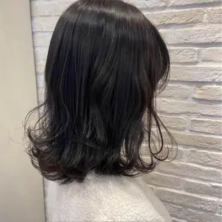 セミロング パーマ 岩戸優奈 盛れる 顔周り/透明感カラーのヘアスタイル