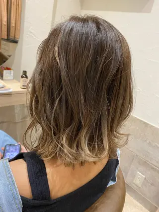 ミディアム カラー 辻出 綾弥のヘアスタイル
