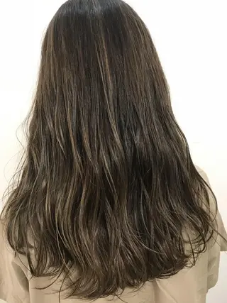 ミディアム カラー レイヤーカット 西村あきやのヘアスタイル