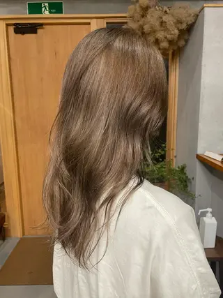 ロング カラー 岡田 真綾のヘアスタイル