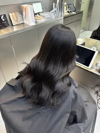 セミロング カラー SARA 黒髪/ブルーブラックのヘアスタイル