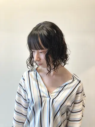 ミディアム パーマ 透明感カラー レイヤー亀井唯登のヘアスタイル