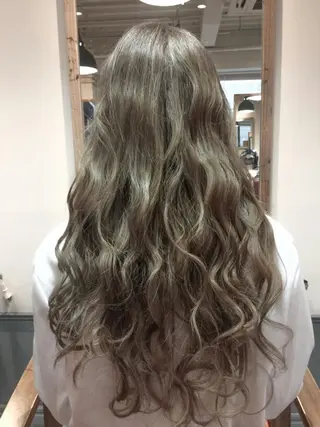 ロング ホワイト&レイヤーカ ットエクステ長畠俊輔のヘアスタイル