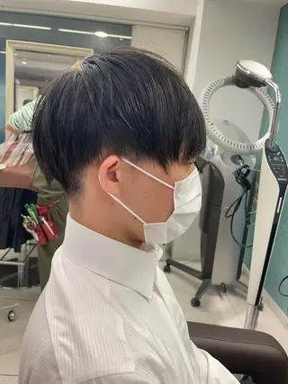 メンズ 渡部凌我 小顔ウルフ ハイトーンカラーのヘアスタイル