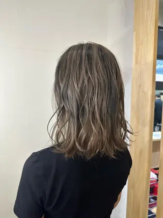 ミディアム 小西 美帆のヘアスタイル