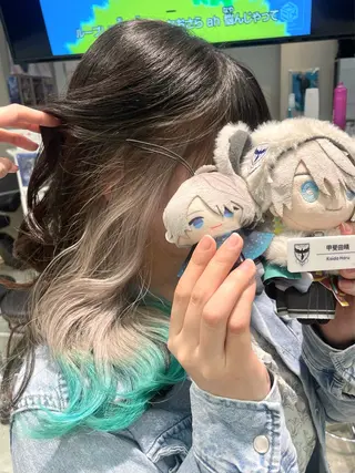 セミロング カラー インナーカラー 推し ブリーチ 髪質改善のヘアスタイル