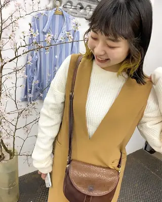 ミディアム カラー 響 インナーカラー イヤリングカラーのヘアスタイル