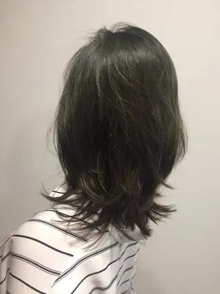 ミディアム カラー 川上 恵里香のヘアスタイル