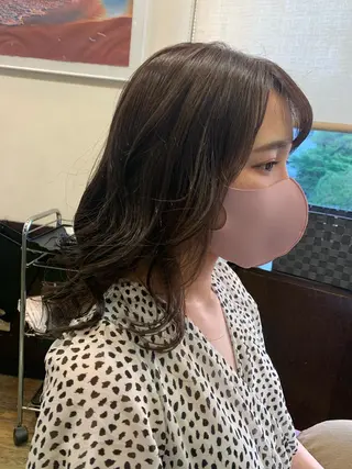 ミディアム カラー 佐藤 瑚碧のヘアスタイル