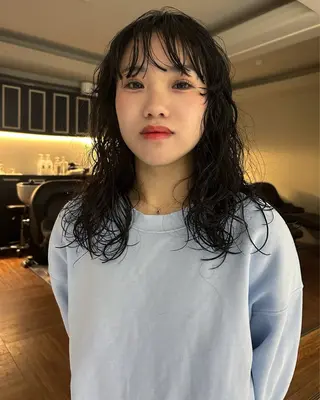 ミディアム 薄暮 マツイ　レンのヘアスタイル