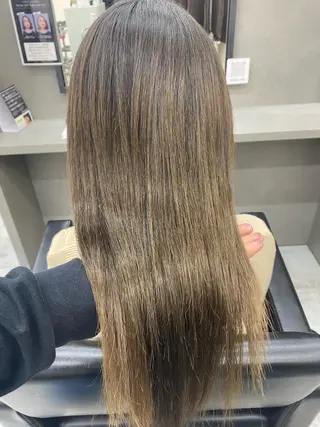 ミディアム 韓国🇰🇷レイヤー カットオリーブカラーのヘアスタイル