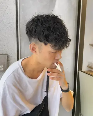 パーマ メンズ ブリーチなしカラー/ 顔周りレイヤーカットのヘアスタイル