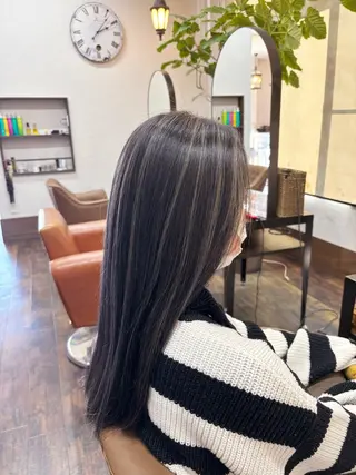 ロング 對比地 茜のヘアスタイル