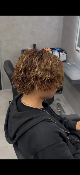 カラー 秋山 和也のヘアスタイル