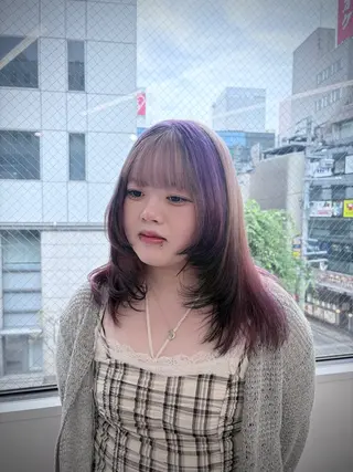 ロング カラー 縮毛ブリーチ／黒染め 複雑履歴／ホワイトのヘアスタイル