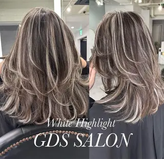 セミロング 韓国風 白髪ぼかし NAOTOのヘアスタイル