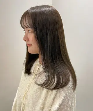 ミディアム カラー 成岡 愛美のヘアスタイル