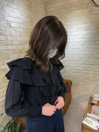 ミディアム 河上 麻衣/白髪ぼかしのヘアスタイル