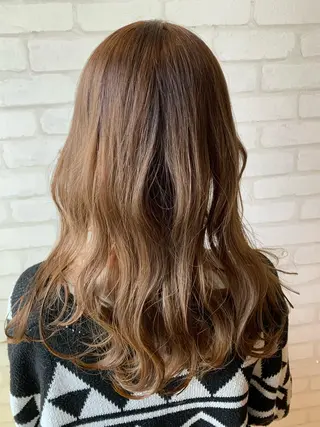 ロング カラー 秋葉 万柚子のヘアスタイル