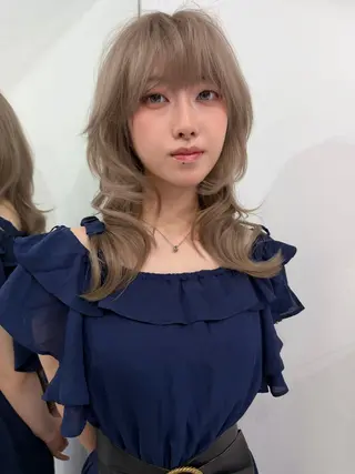 セミロング カラー TATSUハイトーン ミルクティーベージュのヘアスタイル