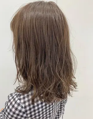 セミロング カラー 透明感♡︎♡︎ 佐々木早苗のヘアスタイル