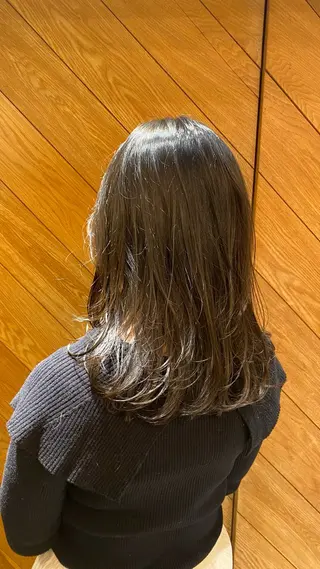 ミディアム カラー 谷 花音のヘアスタイル