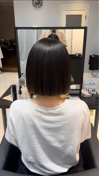 ショート 髪質改善ストレート オルメントのヘアスタイル