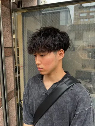 メンズ フェザーパーマメンズ ピンパーマ京都駅前のヘアスタイル