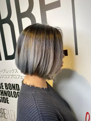 ショート カラー ブリーチ👩🦳/ ✂︎MANAMIのヘアスタイル