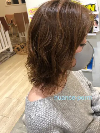 ミディアム パーマ 赤み消しカラー/透 明感カラー/有吉優香のヘアスタイル