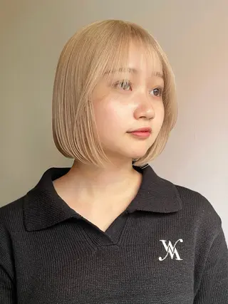 ミディアム ハイトーン💎 ホワイトベージュ坪谷のヘアスタイル
