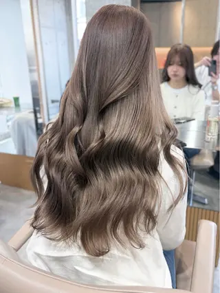 ロング カラー 失敗しないハイトーン ミルクティーベージュのヘアスタイル